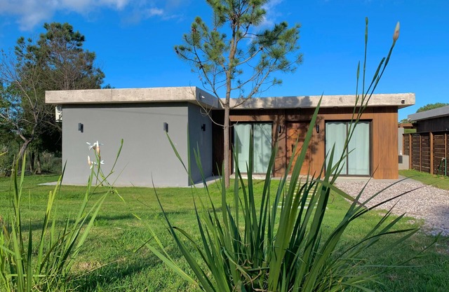 casa moderna con piscina climatizada, en zona muy tranquila y cerca del mar