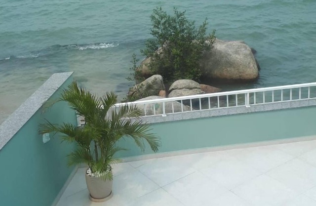 Casa Moderna, de Frente ao mar c/ 3 Quartos e Piscina