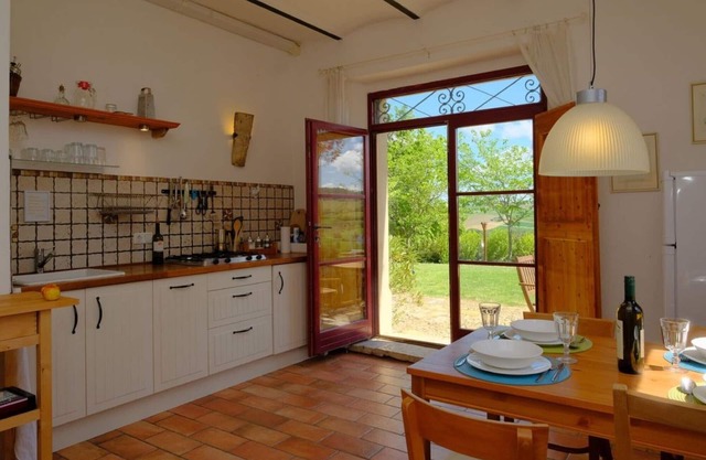 Casa Montale, 4/5 Cantina, typical country house, gr. Pool, secluded location, panoramic views