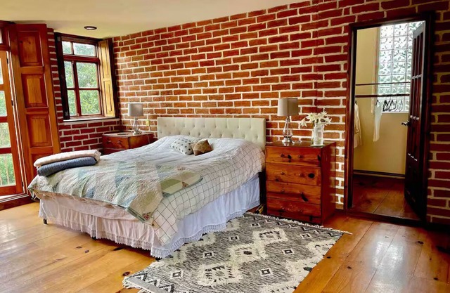 Casa Cosecha: Gorgeous brick house with a garden in serene neighborhood