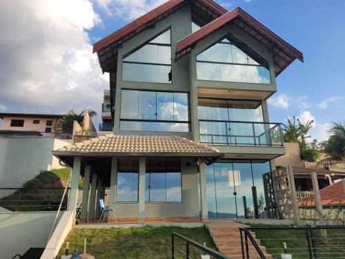 Casa nova, piscina e vista para as montanhas