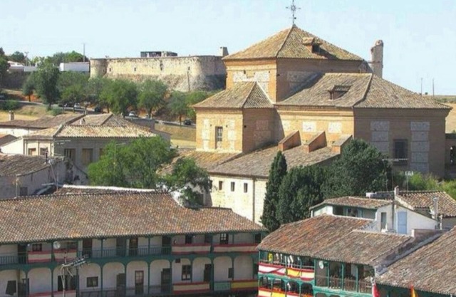 Casa Ntra. Mrs. Del Paraíso, in the center.