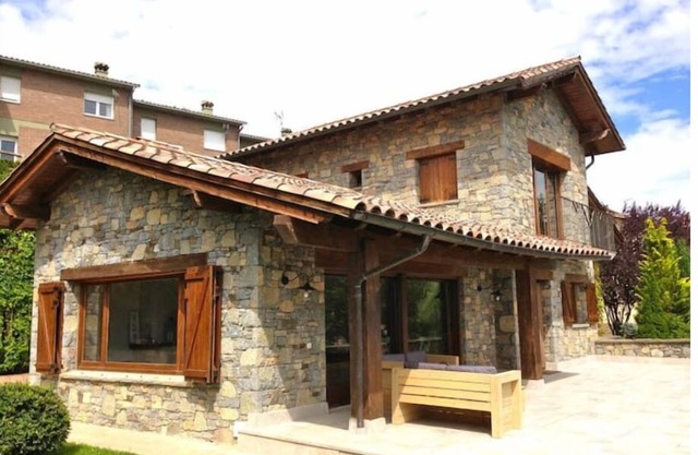 Casa Nueva y Aislada de 350m con Jardín Privado