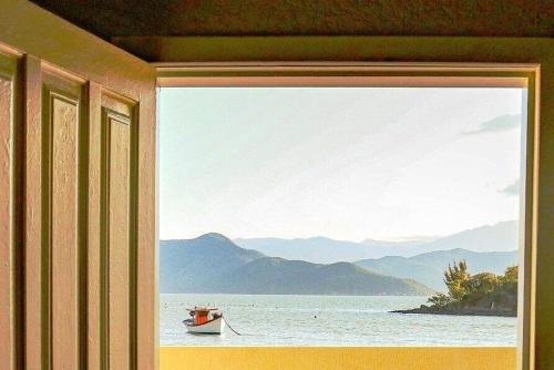 Casa pé na areia com vista especial do pôr do sol.