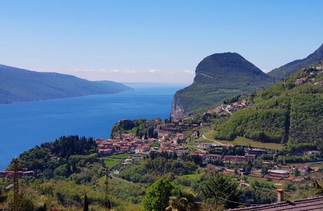 Casa Palanca 2 balcony lake view By Garda Domus Mea