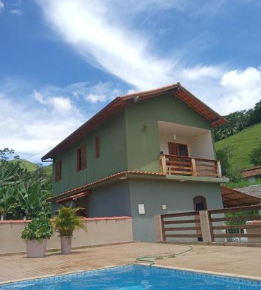Casa para temporada em Fazenda, natureza exuberante, muito verde.