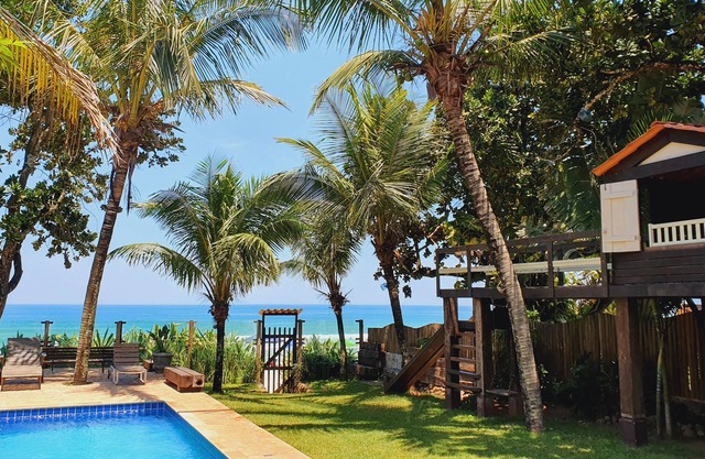 Casa Pé na Areia in Maresias, watch the video together with the photos of the house.
