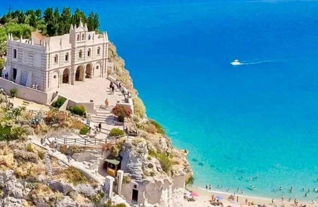 CASA PEONIA a stone's throw from the center of Tropea