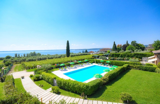 CASA PETRA&FRANCO: Deluxe 3bdr., Pool, Lake View, Centrally Located, 6-8 people