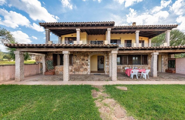 CASA POMPIA 5: holiday home surrounded by greenery