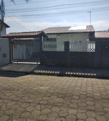 Casa próximo a praia com churrasqueira e ar condicionado!
