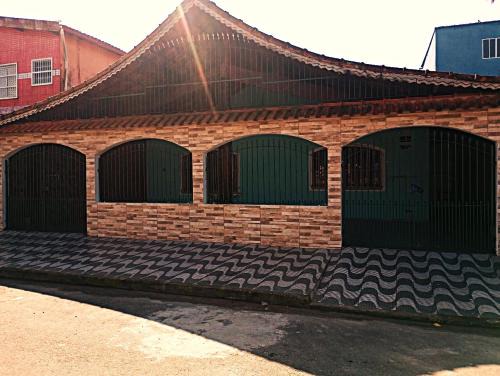 Casa Praia Grande wi-fi 4 dorm 3 carros área churrasq 700 MTS da praia Imirim