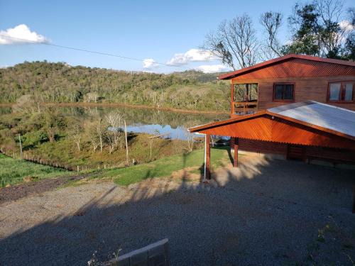 Casa rústica às margens do lago