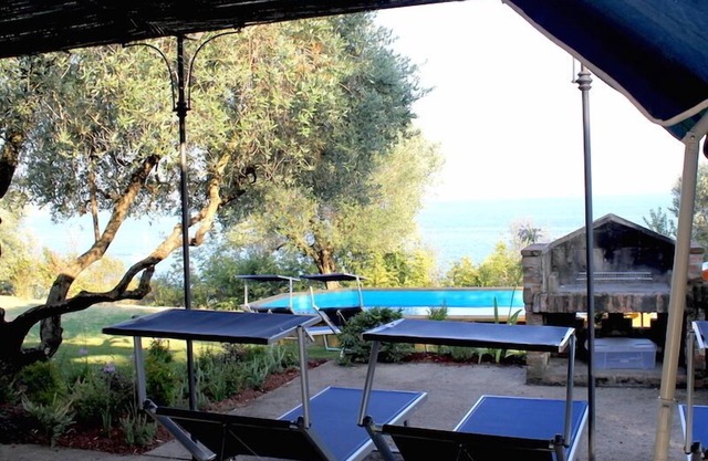 Casa Raffaella: Waterfront private villa, private Pool, near town and lake
