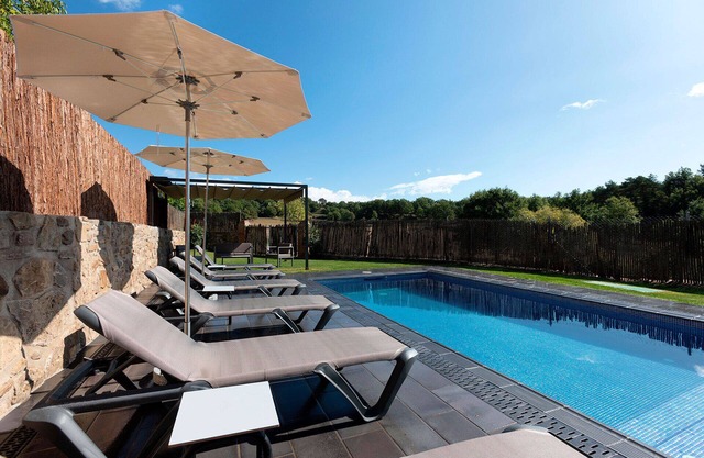 CASA ROVIRA (Magnificent rural house with jacuzzi in the garden and private pool)