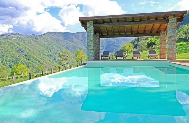 Casa Robia A: A characteristic and welcoming apartment that is part of a villa, surrounded by Garfagnana Valley, with Free WI-FI.
