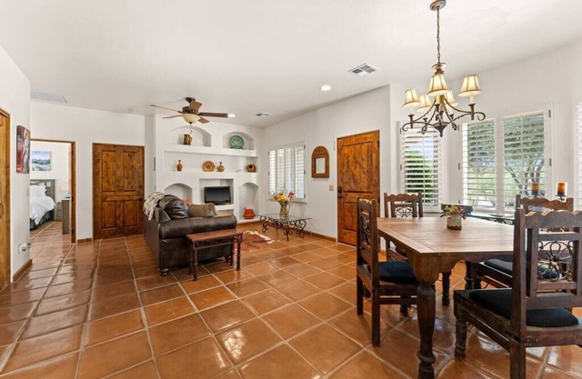 Casa RODEO a Luxury Casita near downtown, w/horse corrals