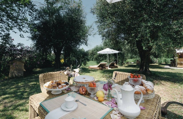 Casa Rosa, a typical Marche dwelling with a Provençal flavor