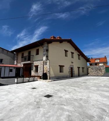 Casa ROSAMUNDA con gran jardín y cerca del mar