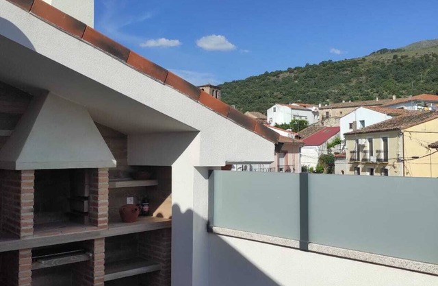 Casa Rural con Chimenea Interior, Terraza con Barbacoa y Vistas a la Montaña