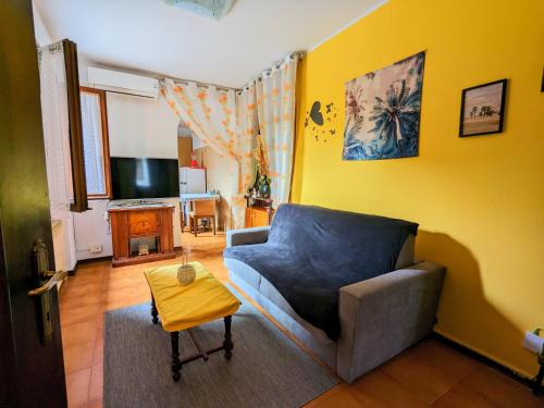 Casa singola con spazio auto e giardino
