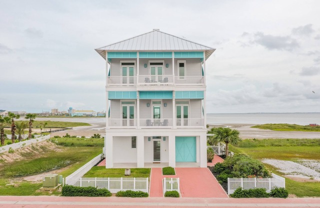 Casa Sirena beautiful 4br home with private pool on the bay!