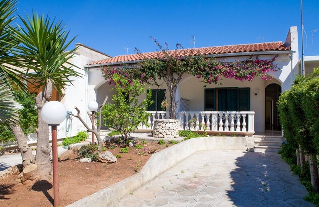 Casa Spiaggia Bianca | outdoor area, centre, a/c