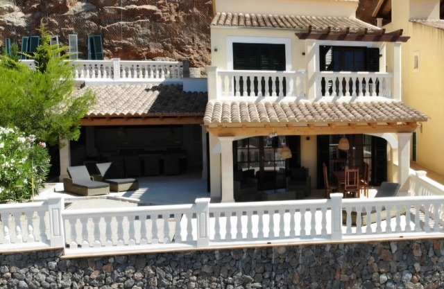 Casa Suliar with shared pool & fantastic panoramic harbour view