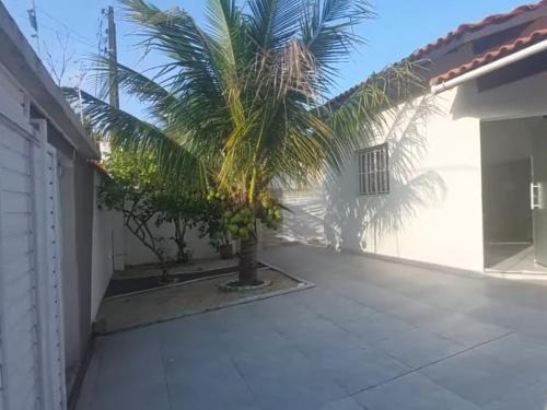 Casa térrea com piscina a 250 metros da praia