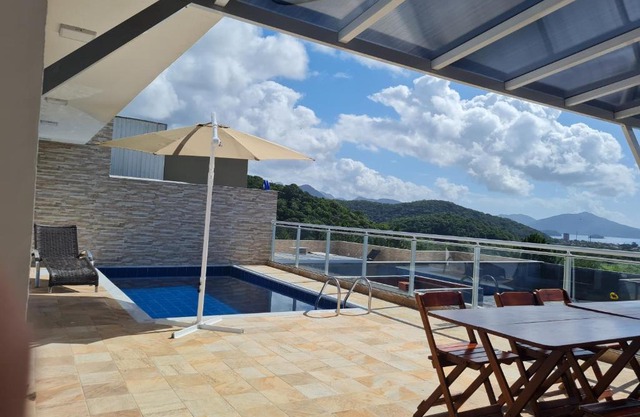 Casa Vista pro mar e piscina em caraguatatuba