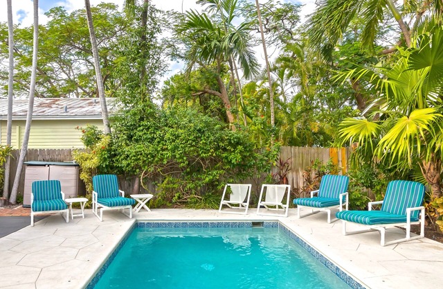 ~ CASABLANCA ~ Fabulous home w/private pool/parking, in a quiet location.