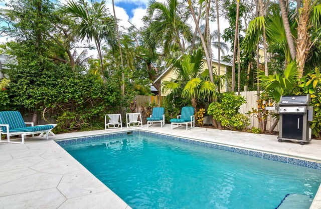 ~ CASABLANCA GRANDE ~ Old Town quiet duplex with pool, hot tub, and parking!
