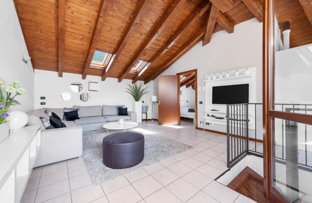 CasaCamelia 35, 3 BDRM with view Lake Como