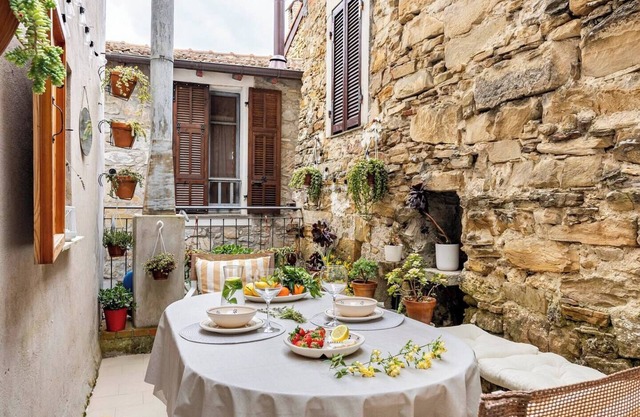 CasaDelGrillo Countryhouse in Liguria close to the sea and the Côte d'Azur.