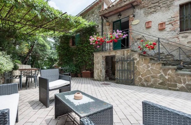 Casale Gli Angeli-Villa with garden and parking!