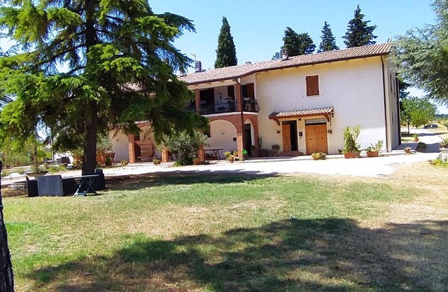 Casale in collina vista Assisi,Brufa di Torgiano