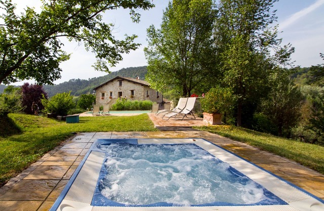 CASALE SANTA CATERINA Hot Jacuzzi and Pool - Entire Umbrian Stone Villa