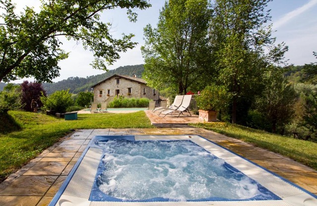 CASALE SANTA CATERINA Jacuzzi and Pool