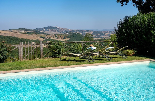 Casale Torregentile, sleeps 10 in comfort and style. Superb views, A/C