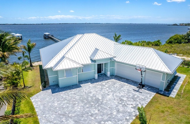 Casamigos. Luxury waterfront-Swim with Dolphins-Private Beach. Pet Friendly!