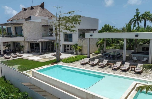 CasaZul - 9BR Luxury Beachfront Villa