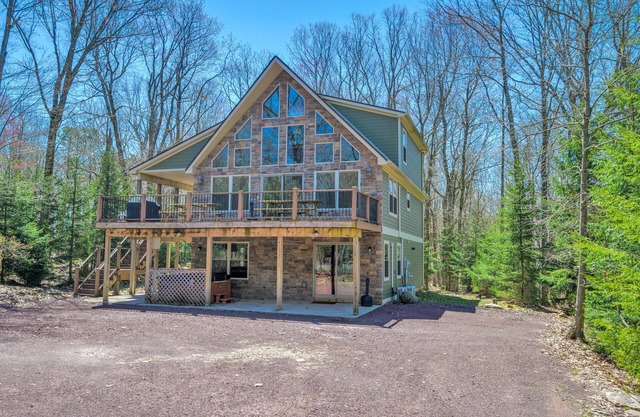 "Cascade" Beach Access, EV Charger, Fire Pit, Grill, Outdoor Gas Fireplace, Hot Tub, Pool Table