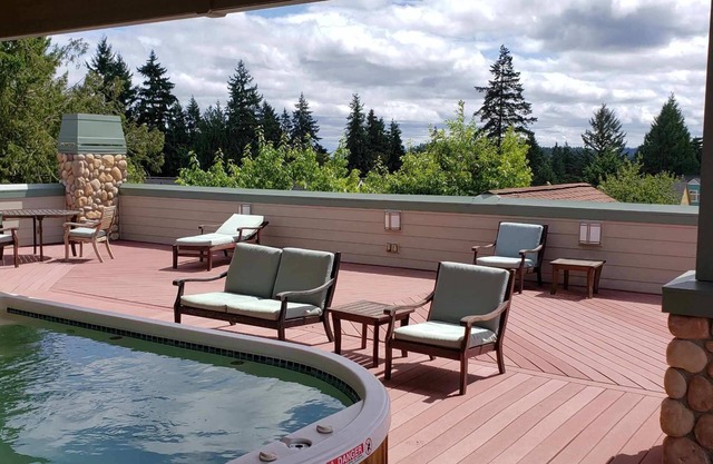 Cascade - Jacuzzi/Pool/Rooftop Deck/Sauna - Just a 15-minute walk to Ferry Dock