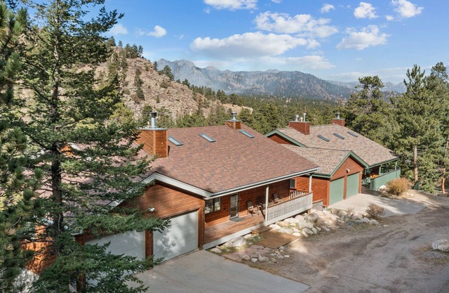 Cascade Mountain Home by Estes Park Homes