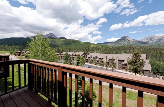 Cascade Village Condo/Two Decks/Views/Heated Pool