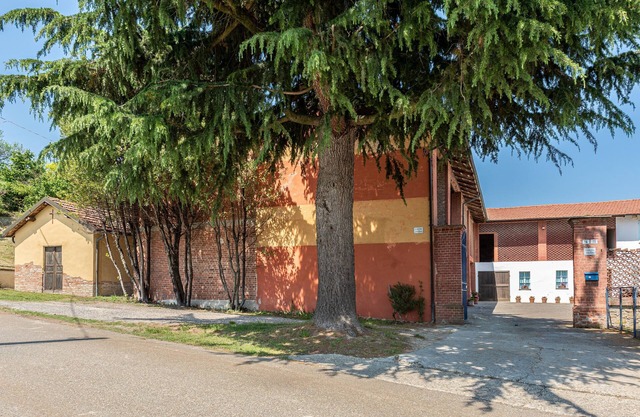 Cascina Abelloni, Langhe Hills at 5 min from Alba.