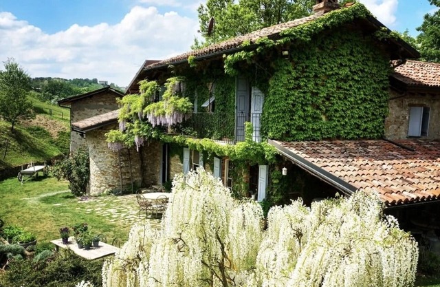 CASCINA BURRONI unique vacations Monferrato. swimming pool.wine.typical dishes.truffles