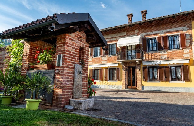 Cascina D'Ghistu - Five Bedroom House, Sleeps 10
