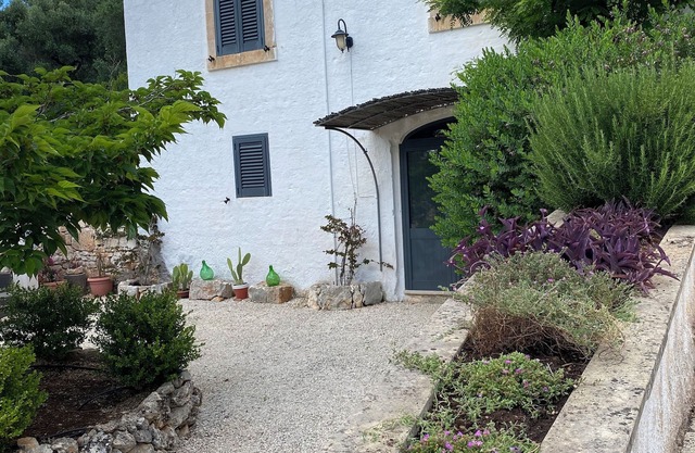 Casina Fumarola among the ancient olive trees