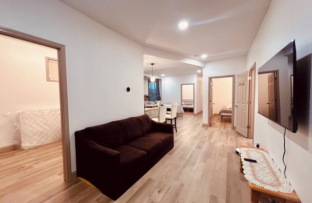Casino Close Comfort walk to the falls 6-bedroom sleeps 12 with AC and WiFi USA